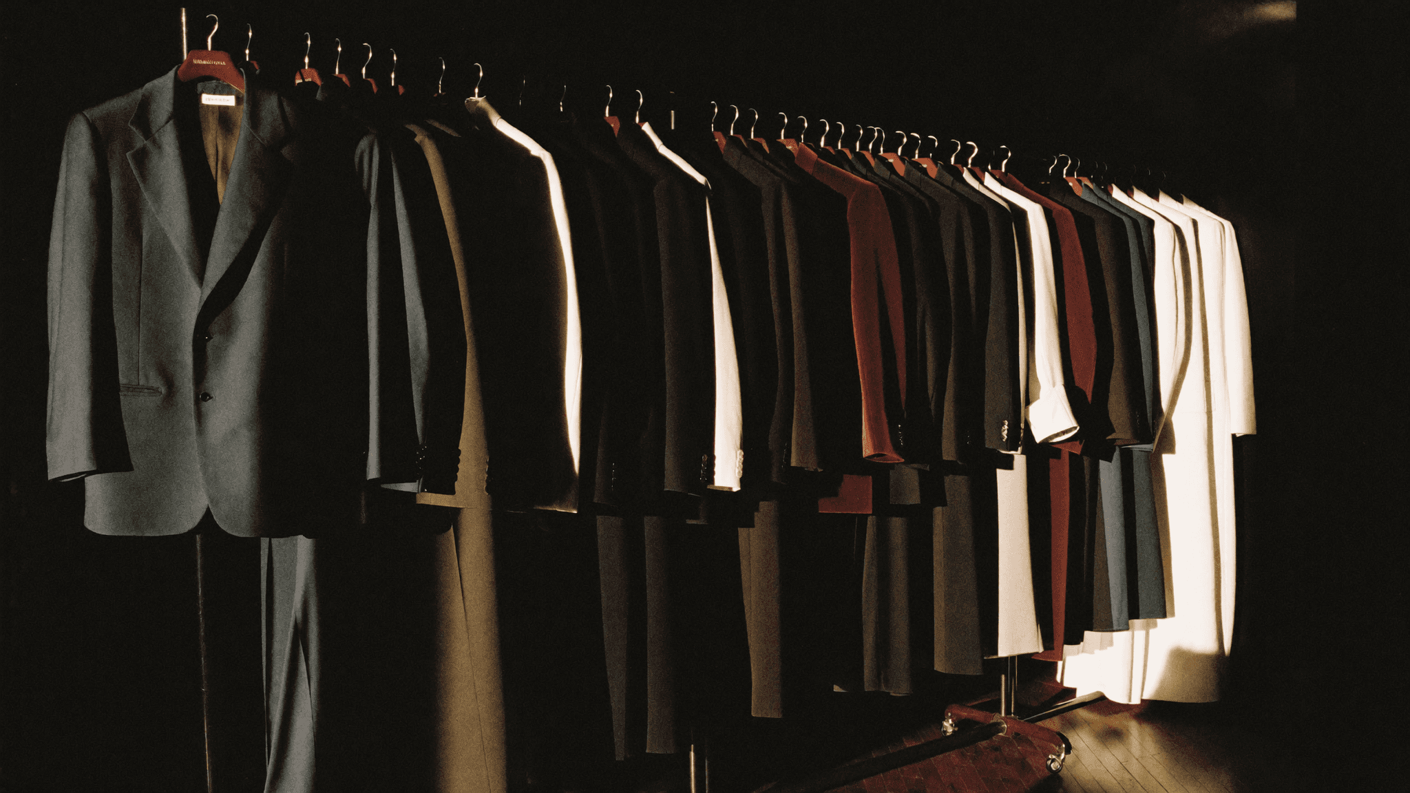 Showroom Effet Papillon — costumes alignés sur portants